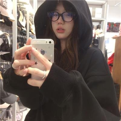 她背后的那双手